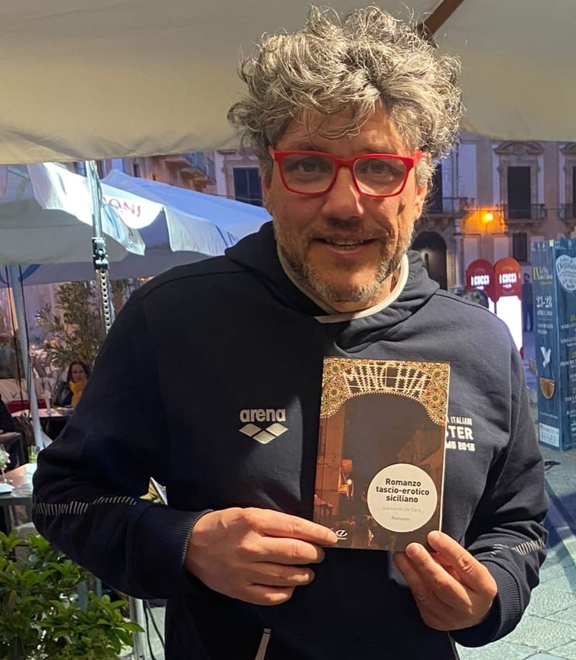 Il “Romanzo tascio – erotico siciliano” di Giankarim De Caro approda a “Una Marina di Libri”